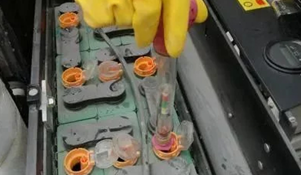 90%的人竟然不知路，叉车蓄电池要加水？