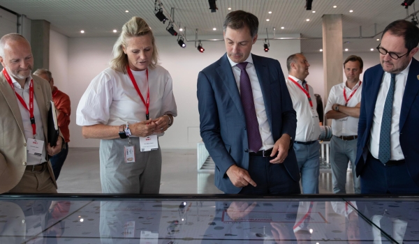 凯时AG集团迎接比利时首相ALEXANDER DE CROO和副首相VINCENT VAN QUICKENBORNE来访参观总部